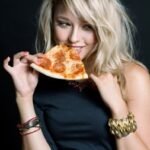 1.girl ăn Pizza